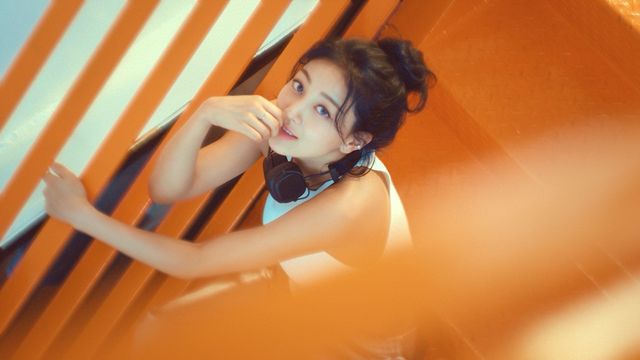 트와이스 지효 미니 1집 ZONE 오프닝 트레일러 섬네일 이미지.JPG