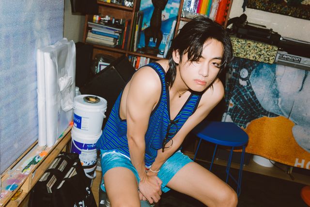 방탄소년단 뷔_솔로 앨범 Layover 포토(2).jpg