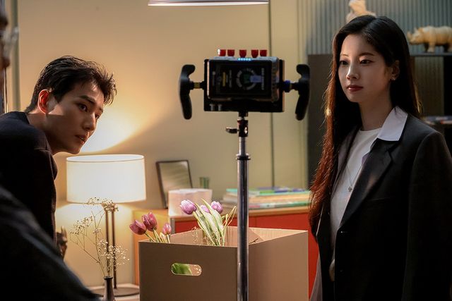 DAY6 Young K, 트와이스 다현 ‘이것밖에는 없다’ 뮤비 비하인드 컷 (1).jpg