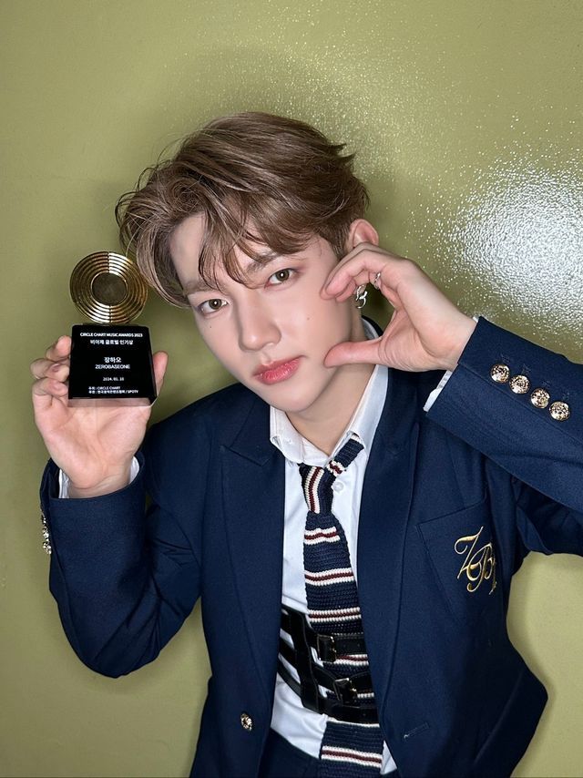 [웨이크원] ZEROBASEONE 장하오_써클차트 뮤직 어워즈 2023 수상 인증샷.jpg