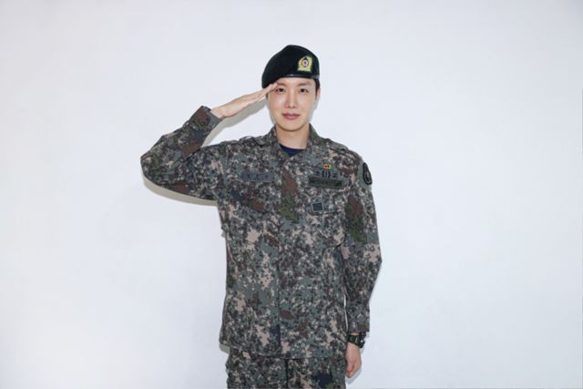 방탄소년단 제이홉_전역 사진(1).jpg