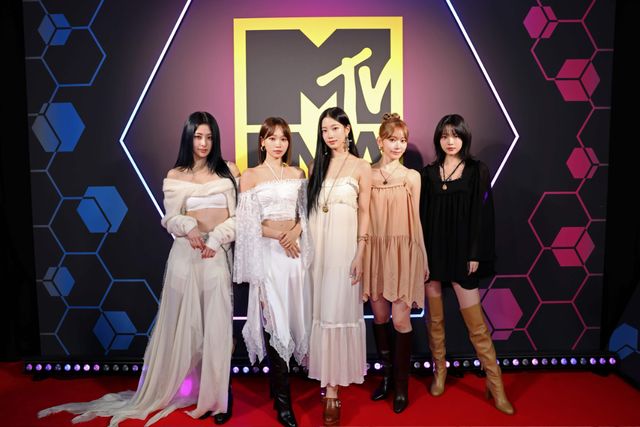 르세라핌 '2024 MTV EMA' 레드카펫 사진.jpg