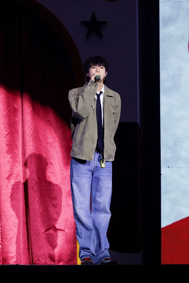 방탄소년단 진_팬 쇼케이스 현장 포토(8).jpg