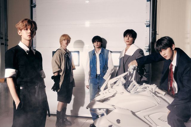 투모로우바이투게더_SANCTUARY_콘셉트포토 Knight (1).jpg