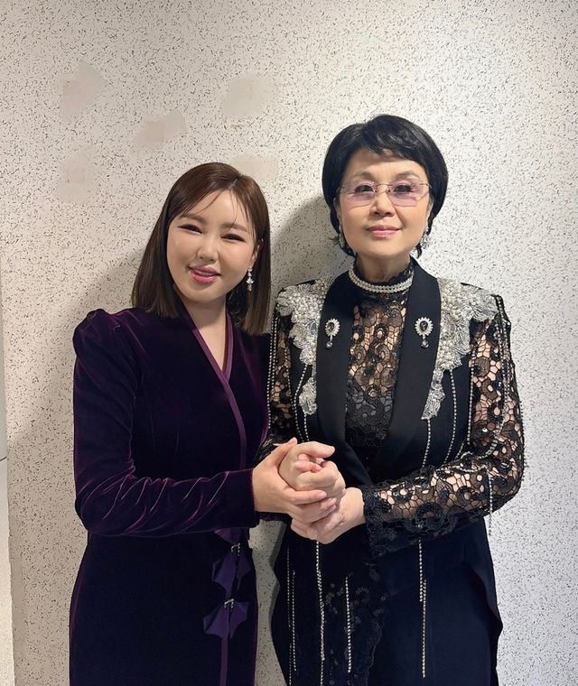 241202 송가인, 심수봉 콘서트 보도자료.jpg