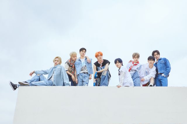 휘브_자켓 비하인드_단체_사진.jpg