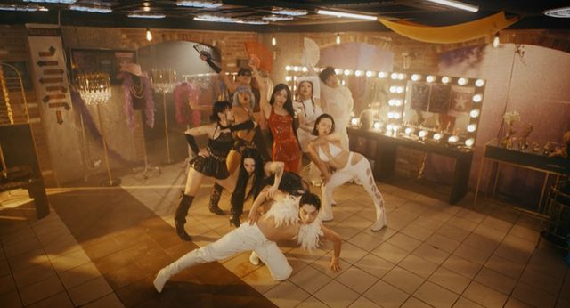 솔라_Colors_퍼포먼스 MV2.jpg