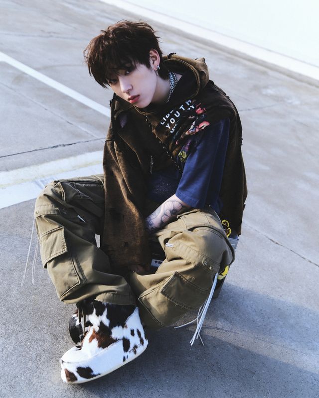 지코 'SPOT! (feat. JENNIE)' MV 비하인드 포토 (1).jpg