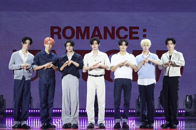 엔하이픈_ROMANCE UNTOLD_단체 (3).jpg