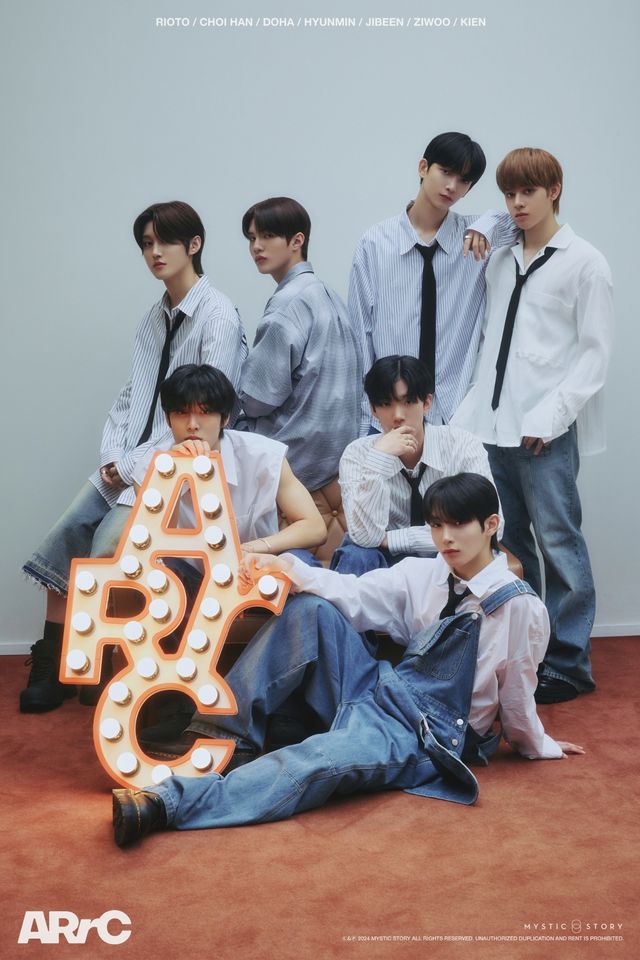 아크_첫 번째 EP _AR^C_ 포토 드롭_1.jpg