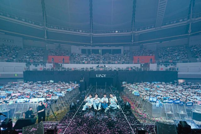 루시_첫 월드투어 _written by FLOWER__서울 앙코르 공연 성료_단체.jpg