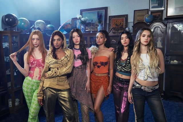 캣츠아이_(왼쪽부터) 메간_라라_윤채_마농_소피아_다니엘라.jpg