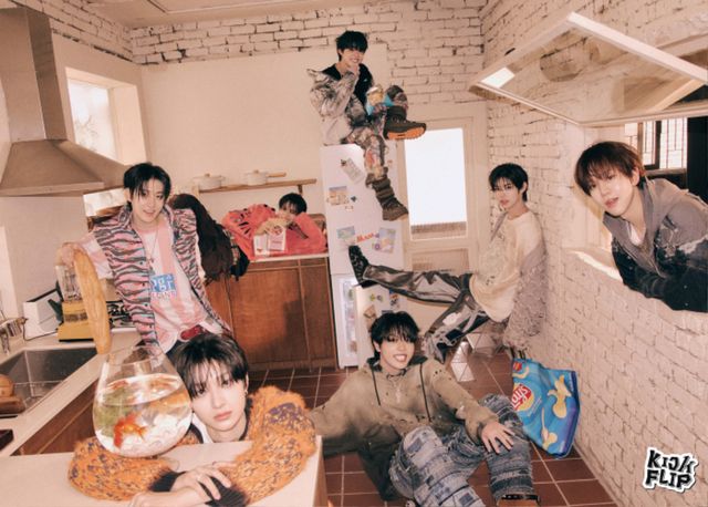 킥플립 (왼쪽부터 시계방향_동화, 계훈, 주왕, 케이주, 민제, 동현, 아마루).jpg