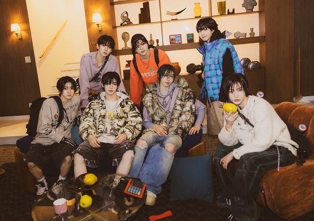 킥플립 MV 비하인드 4 (왼쪽 위부터 시계 방향으로 동현, 아마루, 케이주, 동화, 주왕, 민제, 계훈).jpg