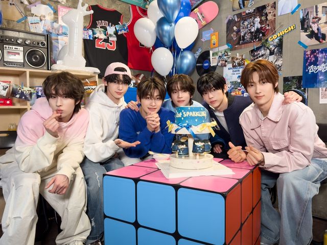 TWS 1주년 기념 팝업 단체사진 (1).jpg