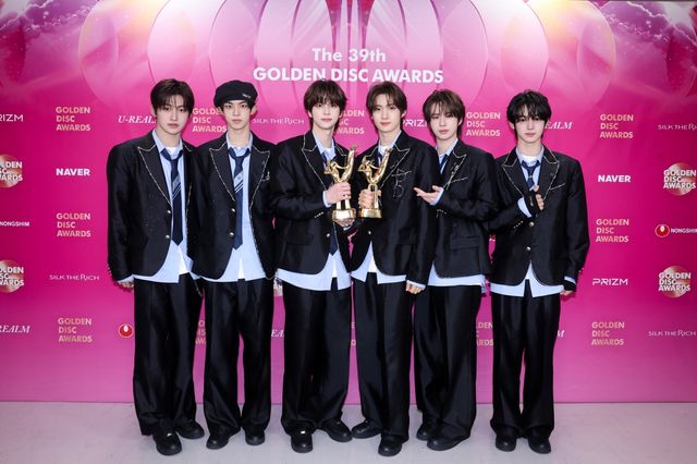 01 TWS_골든디스크_단체_트로피 (1).jpg