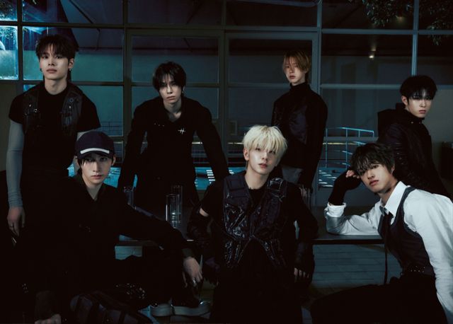 NEXZ(넥스지) 단체 이미지(왼쪽 위부터 시계방향으로 하루-소 건-토모야-휴이-세이타-유키-유우).jpg