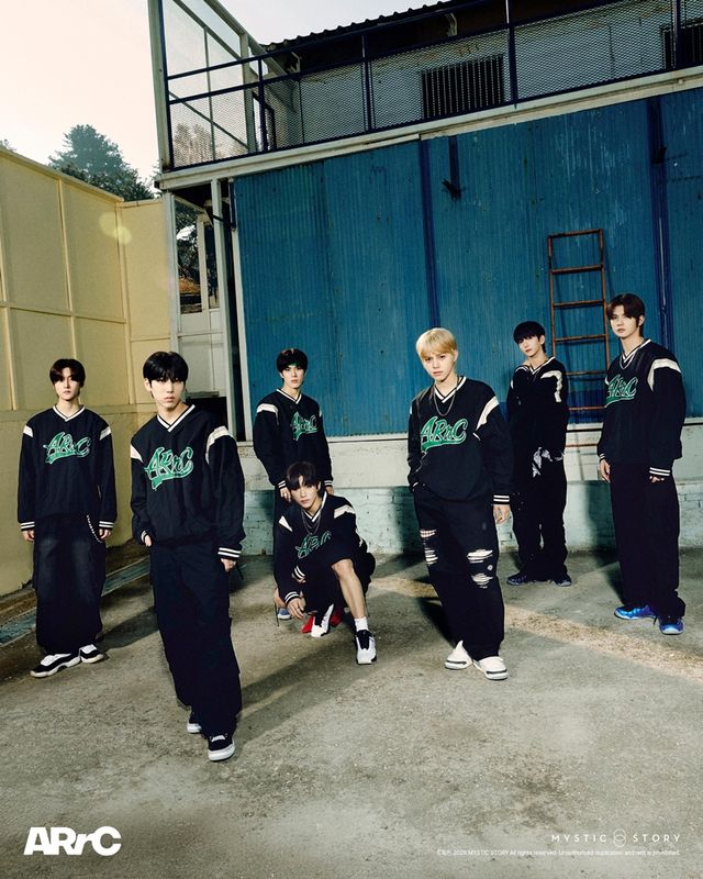 아크_미니 2집_nu kidz out the box_단체 콘셉트 포토 (1).jpg