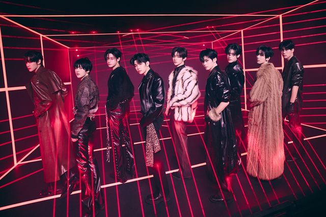 제로베이스원_미니 5집 _BLUE PARADISE_ SEEK 버전 콘셉트 포토_단체_2.jpg