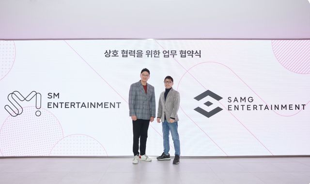 SM X SAMG 협약식 이미지(왼쪽부터 SM 탁영준 공동대표, SAMG 김수훈 대표).jpg