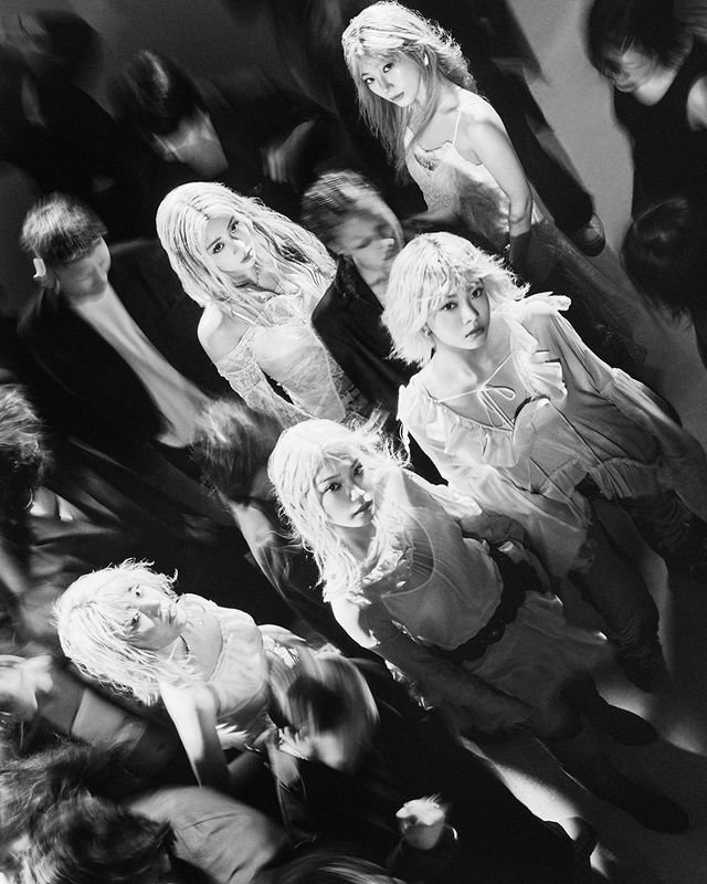 르세라핌 'HOT' 콘셉트 포토 A_단체 01.jpg