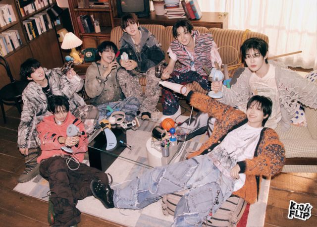 킥플립 단체(왼쪽부터 시계방향_주왕, 케이주, 아마루, 동현, 계훈, 민제, 동화).jpg