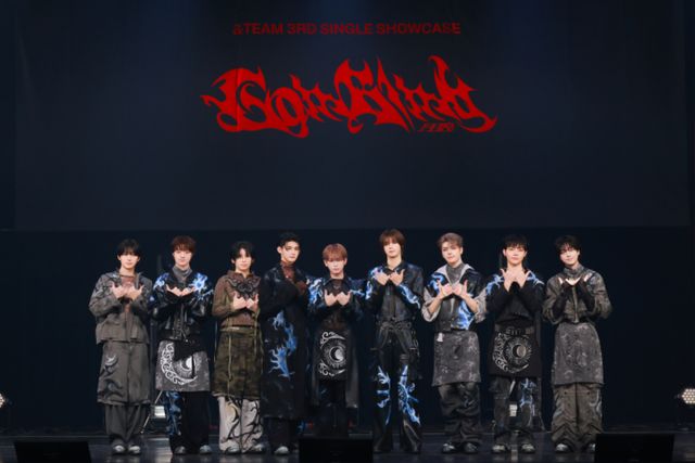 &TEAM_세 번째 싱글 Go in Blind 발매 기념 쇼케이스_단체.jpg