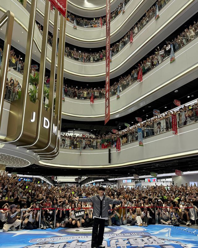 NCT 마크 첫 솔로 앨범 'The Firstfruit' 중국 팝업 현장 이미지 1.jpg