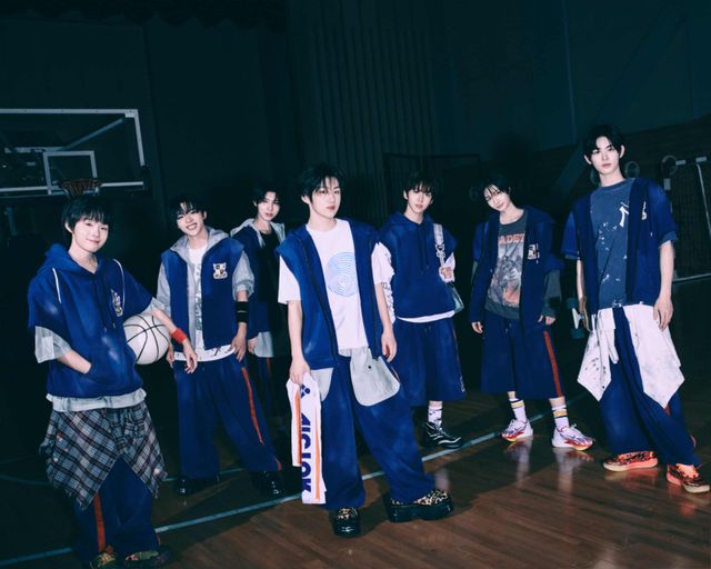 KickFlip_미니 2집 'Kick Out, Flip Now!' 단체 3 (2)_왼쪽부터 케이주, 아마루, 주왕, 계훈, 동현, 동화, 민제.jpg