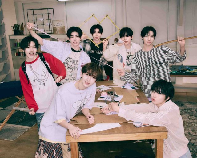 KickFlip_미니 2집 'Kick Out, Flip Now!' 단체 4 (1)_왼쪽부터 시계방향 계훈, 민제, 주왕, 아마루, 동화, 케이주, 동현.jpg