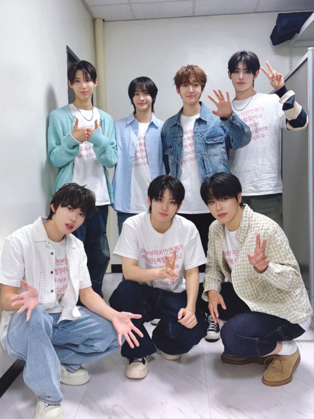 킥플립 커스텀 티셔츠 단체 이미지(왼쪽 아래부터 시계방향으로_케이주, 주왕, 동화, 동현, 민제, 아마루, 계훈).JPG