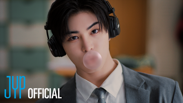 킥플립 타이틀곡 'FREEZE' 뮤직비디오 티저 1 섬네일 이미지.png