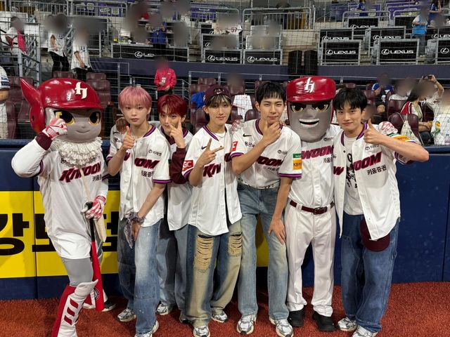 (0423) TIOT(티아이오티), 고척돔 접수! 시구·시타→축하무대까지 _백전무패_ 활약 #!.jpg