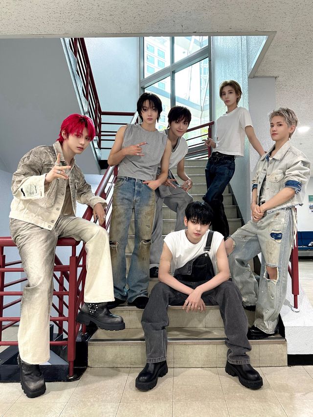 보이넥스트도어 단체 사진 (인기가요 막방).jpg