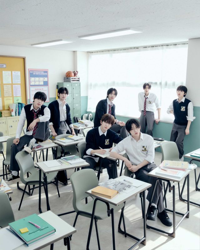 킥플립 미니 2집 Kick Out, Flip Now! 단체 이미지_왼쪽부터 아마루, 민제, 동현, 동화, 계훈, 주왕, 케이주.jpg