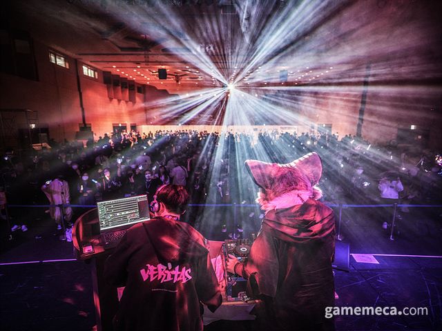 밴드 활동이나 디제잉 등, 다양한 문화를 '퍼리'와 함께 공유한다고 (사진제공: 펀즈이누)