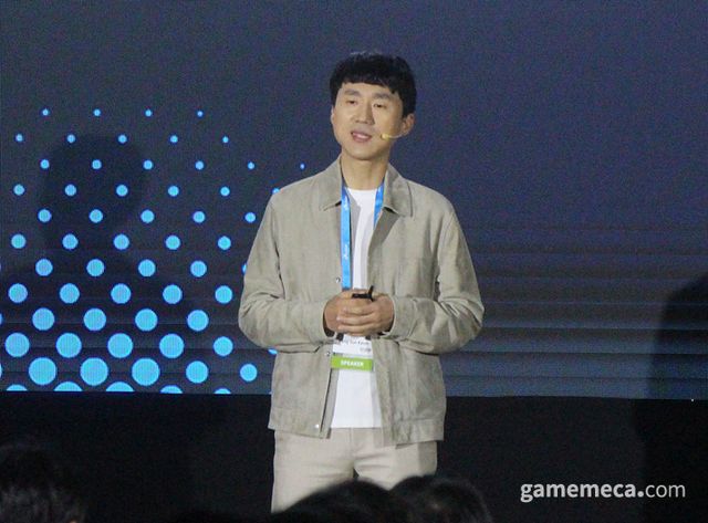 강연 중인 금강선 디렉터 (사진: 게임메카 촬영)