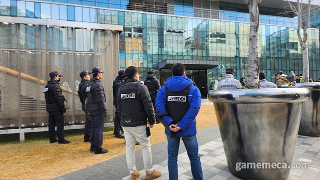 행사 참여자들에 대한 칼부림 테러 예고로 인해 경찰도 출동했다 (사진: 게임메카 촬영)