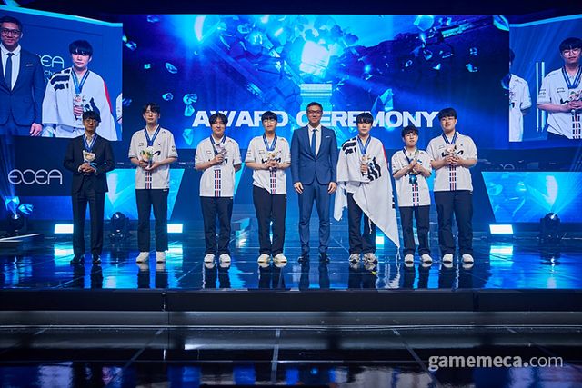 리그 오브 레전드 종목에서 우승을 차지한 한국 선수들 (사진제공: 한국e스포츠협회)
