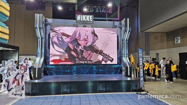 입구 바로 앞에 위치한 시프트업 '승리의 여신: 니케' 부스
