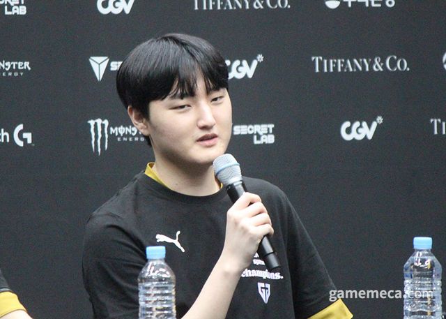 로얄 로더를 달성해 기분이 좋았다는 페이즈 선수 (사진: 게임메카 촬영)