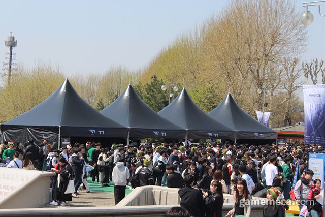 수많은 인파가 몰린 팀 부스 (사진: 게임메카 촬영)
