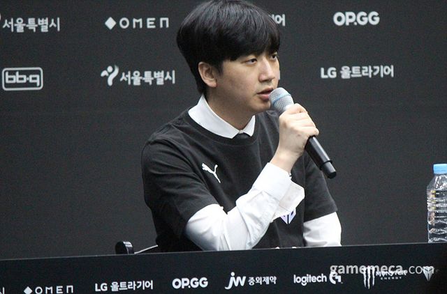 고동빈 감독은 바뀐 플레이오프 방식이 우승에 도움이 되었다고 설명한다 (사진: 게임메카 촬영)