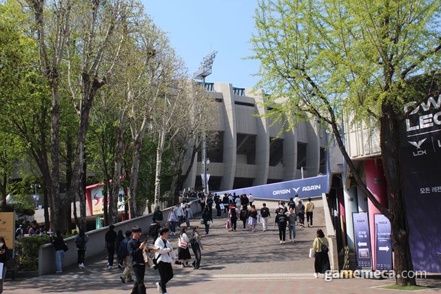 경기장으로 향하는 길, 많은 인파가 몰렸다 (사진: 게임메카 촬영)