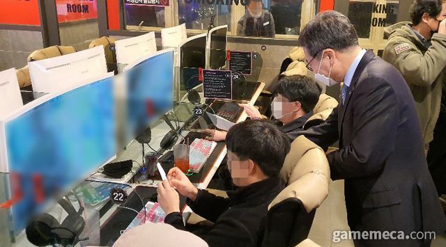 코로나19 확산 초기였던 2020년 3월, 문체부의 PC방 방역 점검 현장 (사진제공: 게임위)
