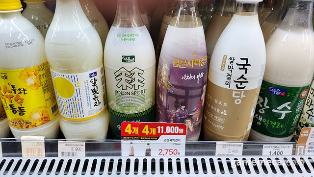 이마트24에서 만난 검은사막걸리. 4병에 1만 1,000원이라는 행사도 진행 중이었다 (사진: 게임메카 촬영)