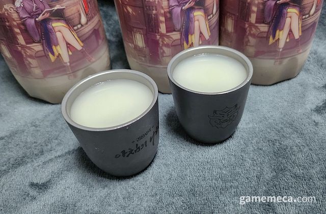 막걸리 자체도 무난한 색상과 맛. 여태까지의 컬래버레이션에 비하면 다소 평범한 비주얼이기는 하다 (사진: 게임메카 촬영)