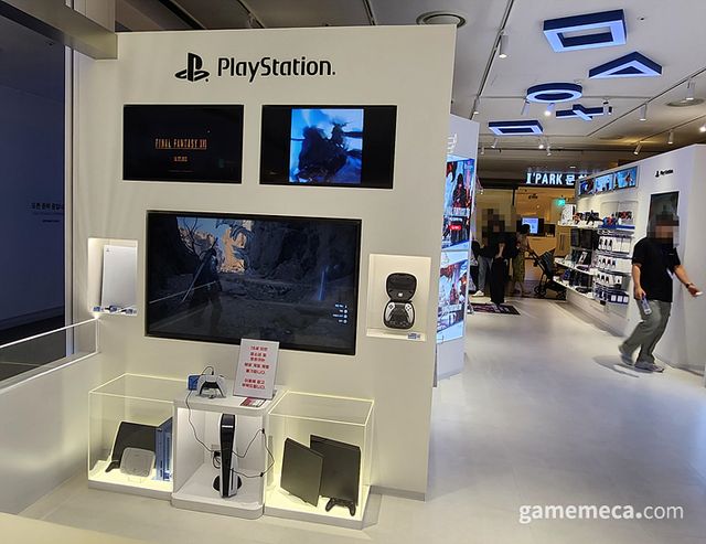 매장은 주로 시연대와 함께 (사진: 게임메카 촬영)