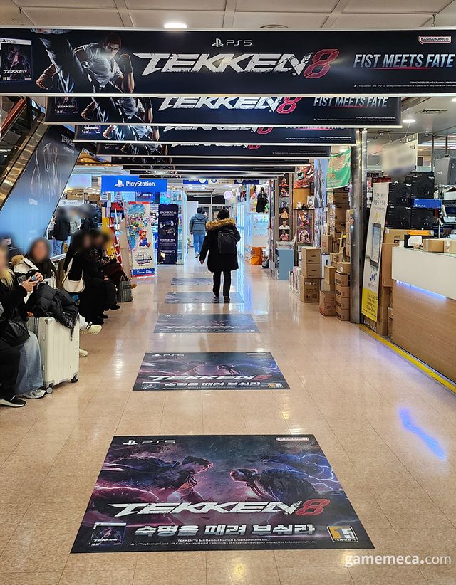 출시를 앞둔 철권 8 전시물과 크리스마스 분위기가 공존했다 (사진: 게임메카 촬영)