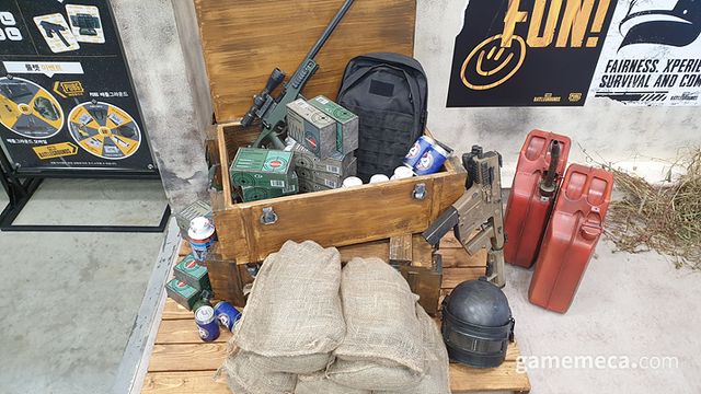 메뉴 및 수류탄, 총기, 연료통 등 여러 소품들 (사진: 게임메카 촬영)